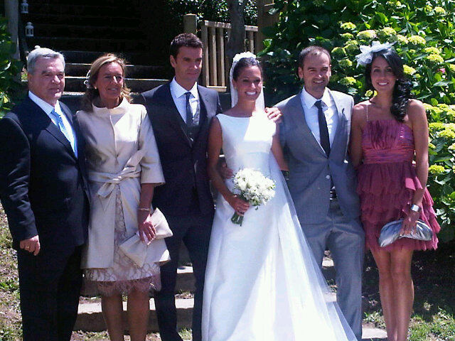 Xabi Prieto y Amaia, con varios invitados el día de su boda.
